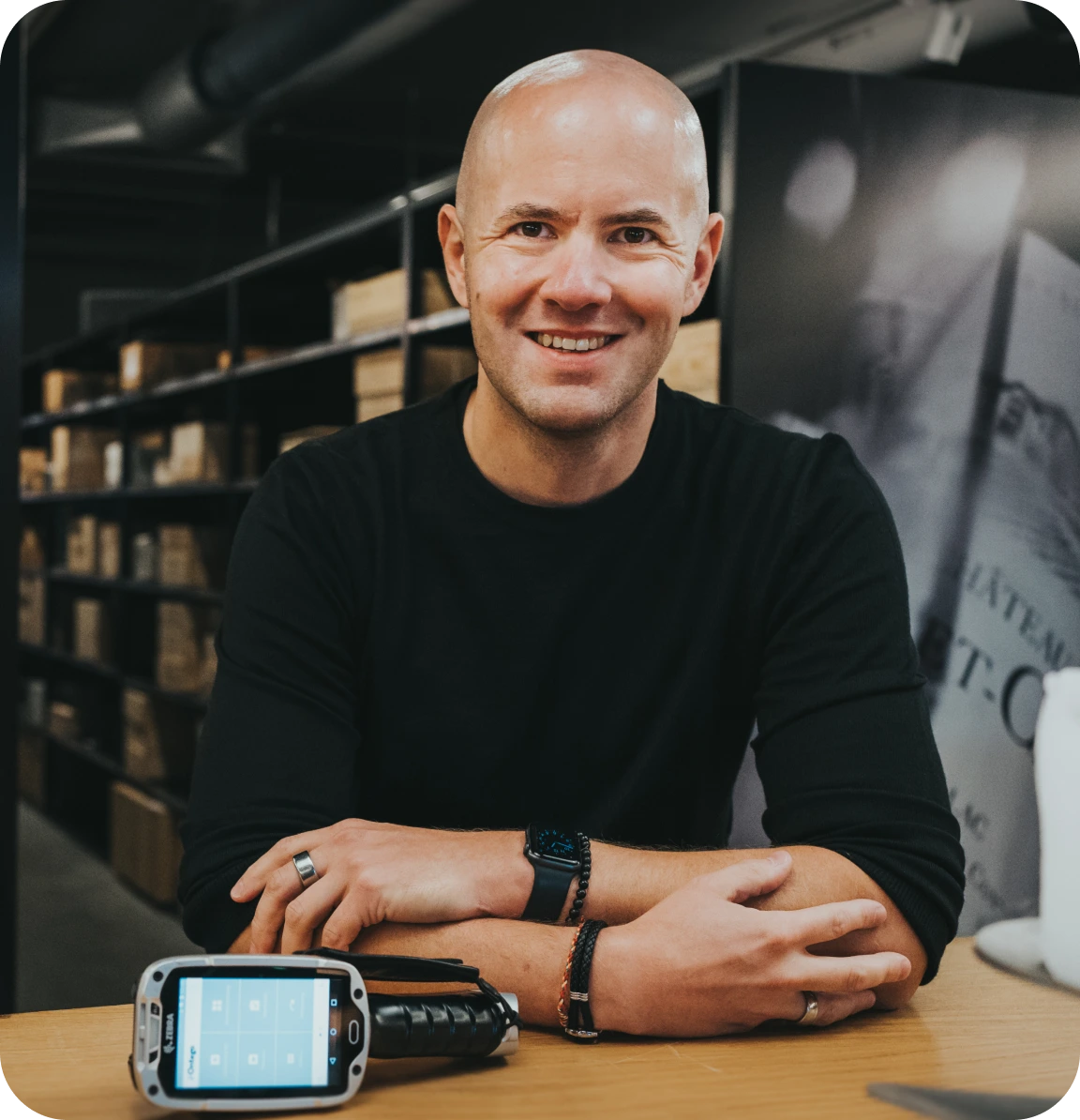 success story Wir haben jetzt eine genauere Bestands-führung als früher mit Papierlisten. Es gibt viel weniger Inventurdiskrepanzen, so dass wir jetzt eine Bestandsgenauigkeit von 96,6 % erreicht haben.